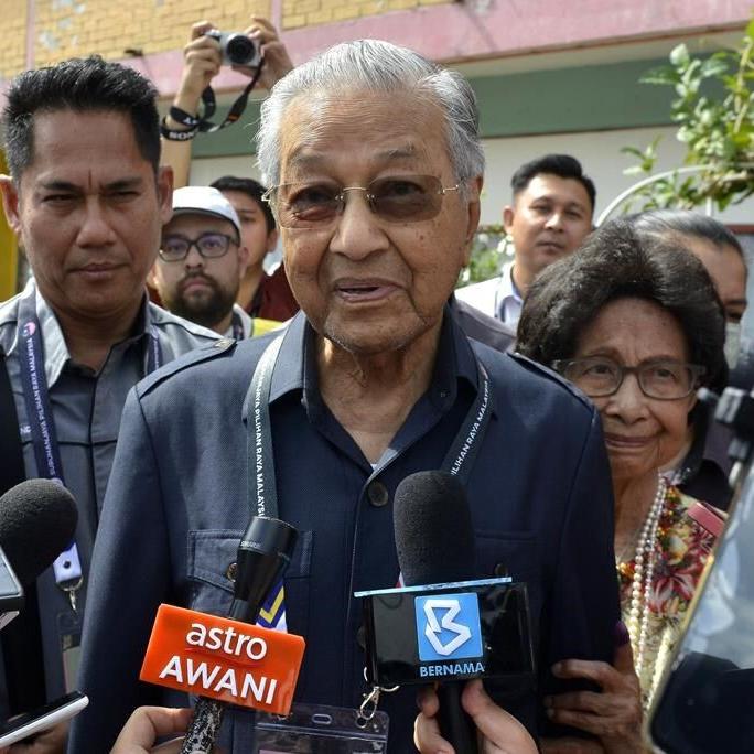 Malaysia's nationalist block closer to forming government